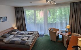Apartment Mit Balkon Und Pool, Zentral Am Waldrand